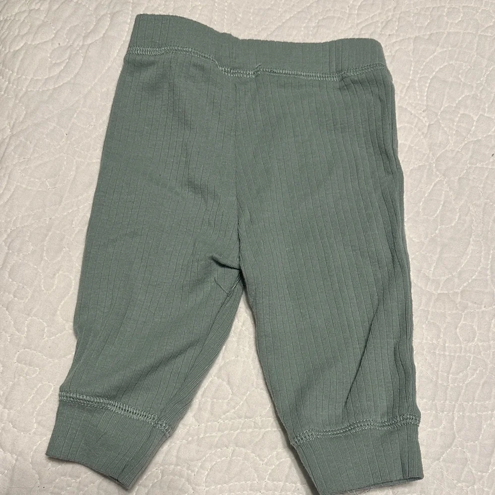 0-3 months boy bundle carters onesie,‎ green pants and khaki overalls